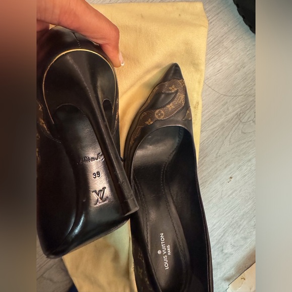 Authentic Louis Vuitton First Ladies pump 39 fits 8-8.5 willing to trade - Picture 4 of 8